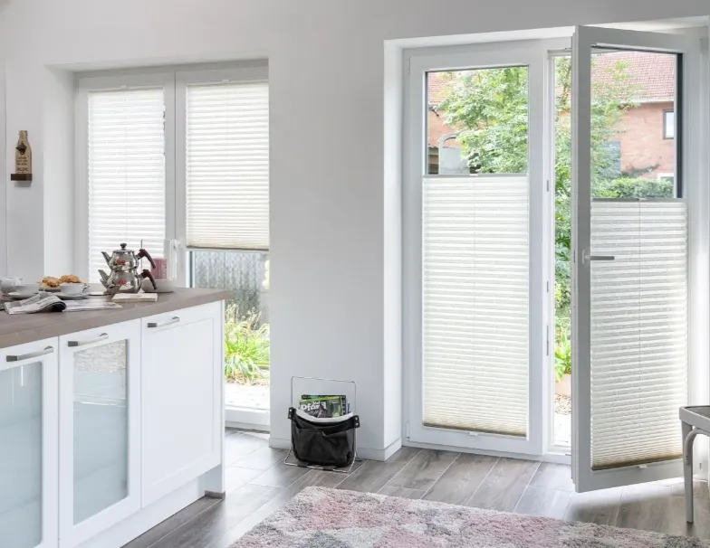Plissees an Fenster und Terrassentür von Solan Sonnenschutz